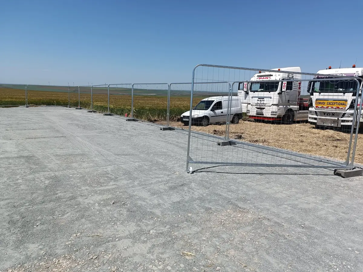 Imprejmuire cu gard mobil de santier la un parc eolian