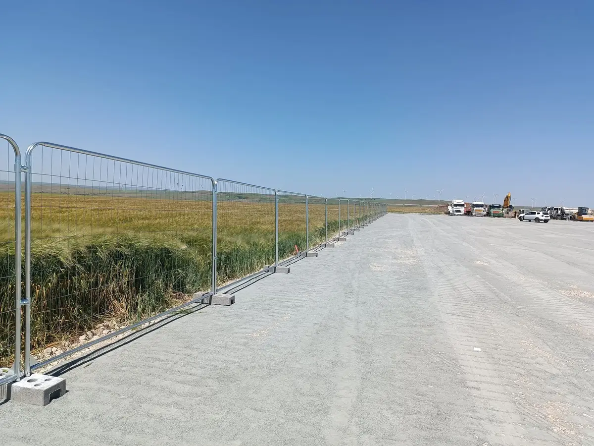 Imprejmuire cu gard mobil de santier la un parc eolian