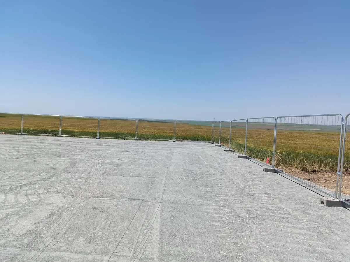 Imprejmuire cu gard mobil de santier la un parc eolian