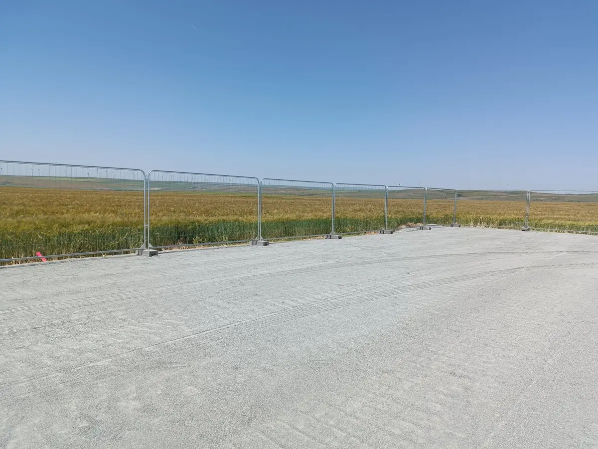 Imprejmuire cu gard mobil de santier la un parc eolian