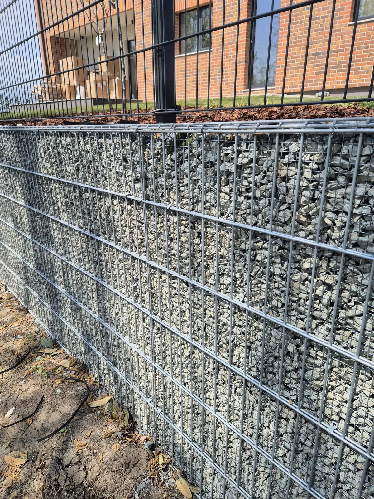 Gard dublu-fir cu soclu de gabion