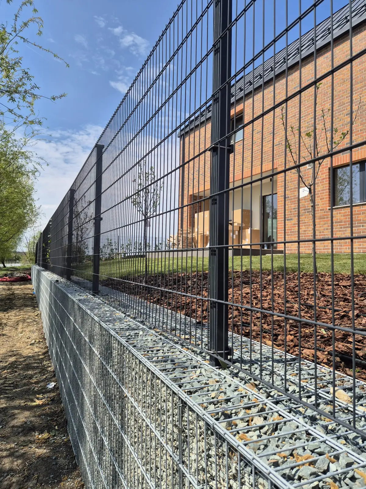 Gard dublu-fir cu soclu de gabion