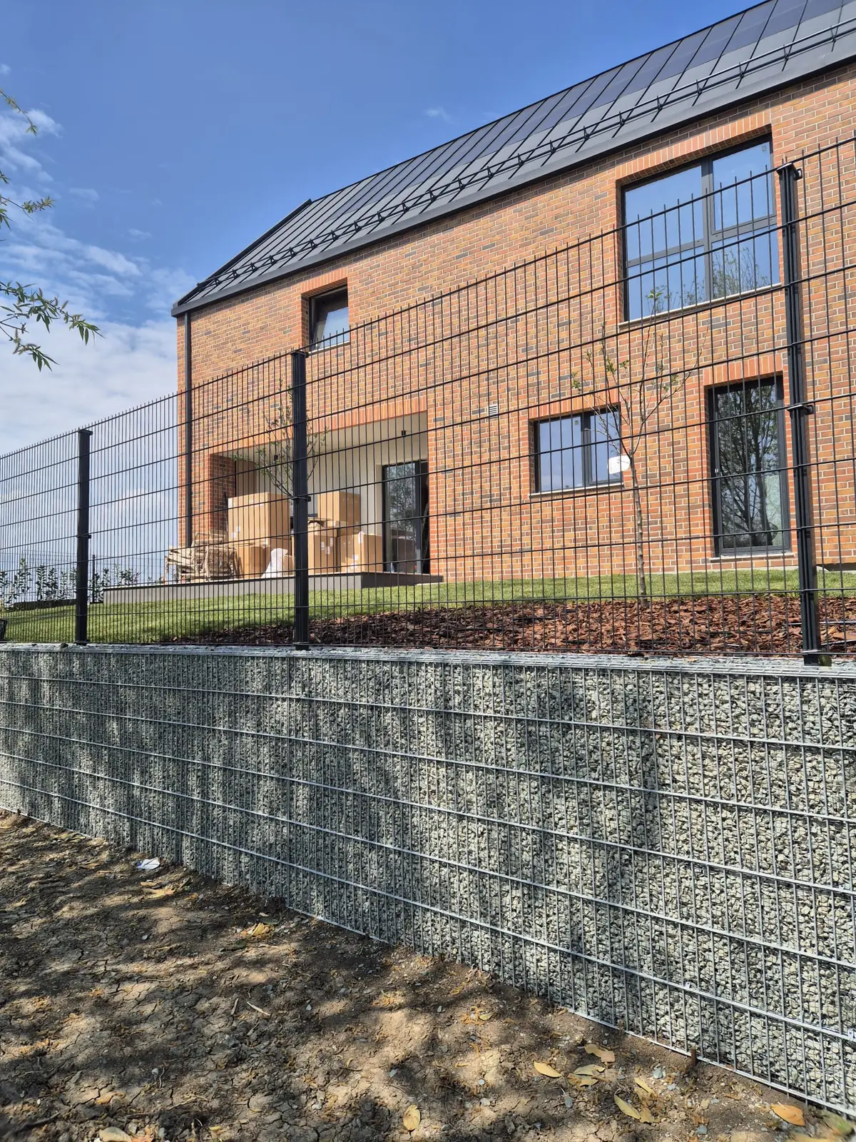 Gard dublu-fir cu soclu de gabion