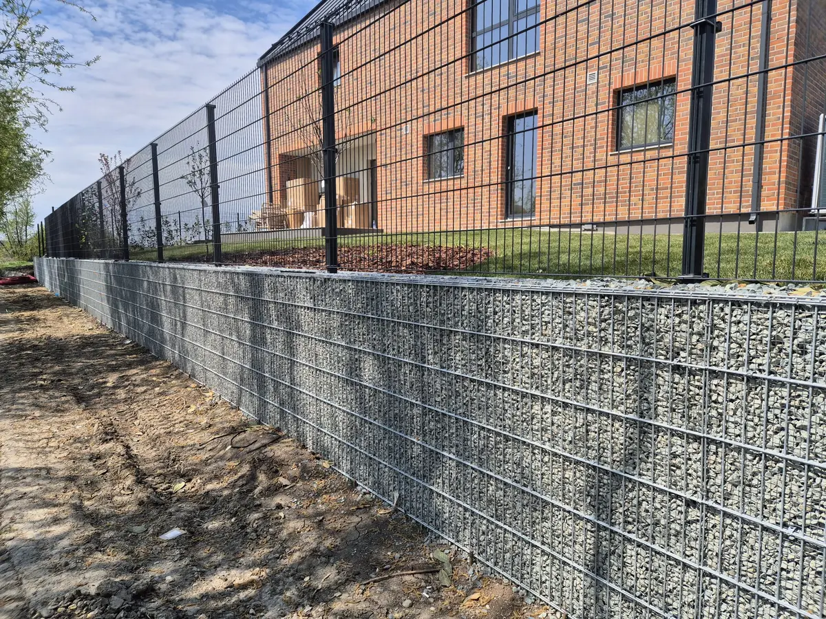 Gard dublu-fir cu soclu de gabion