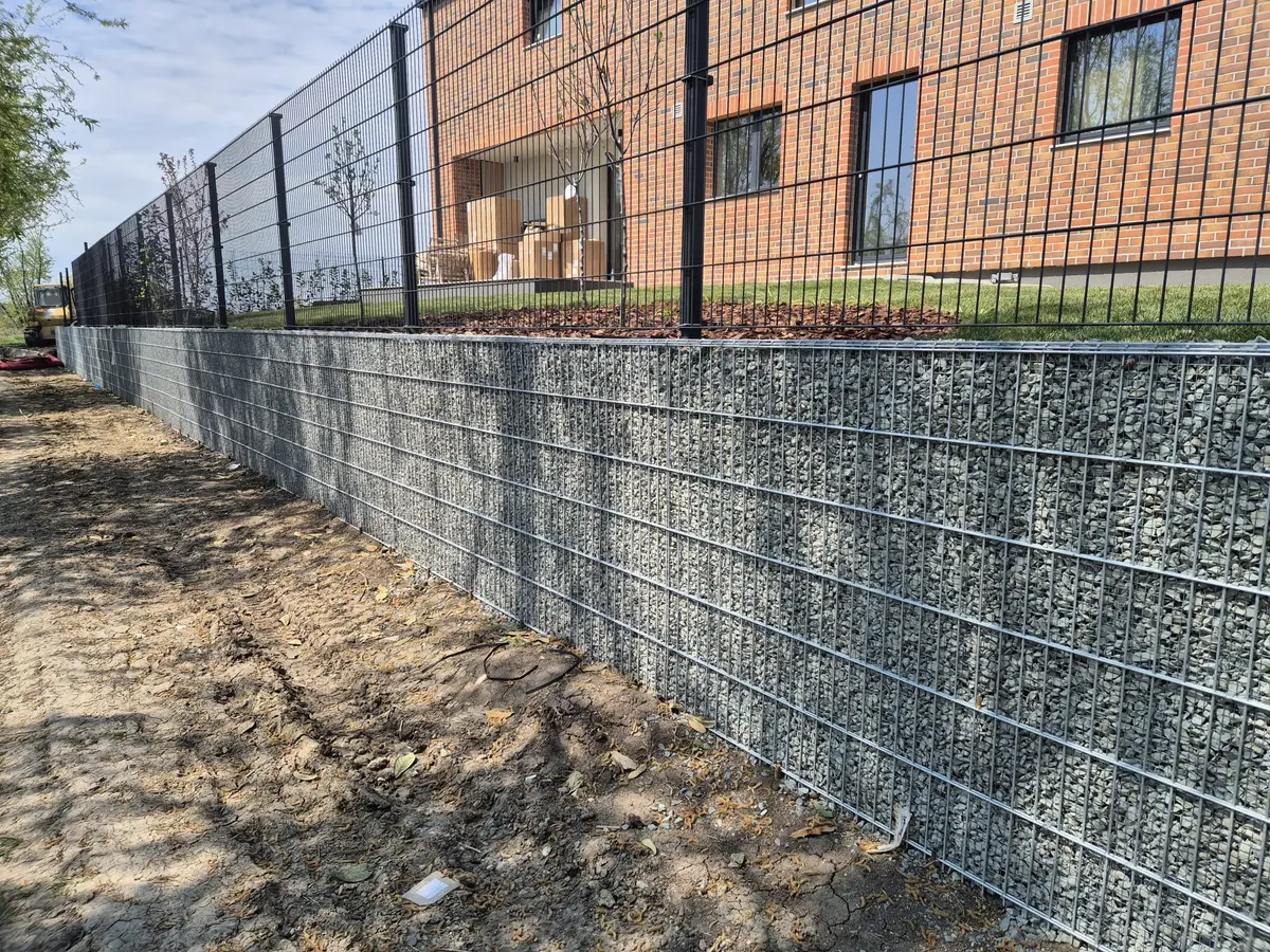 Gard dublu-fir cu soclu de gabion