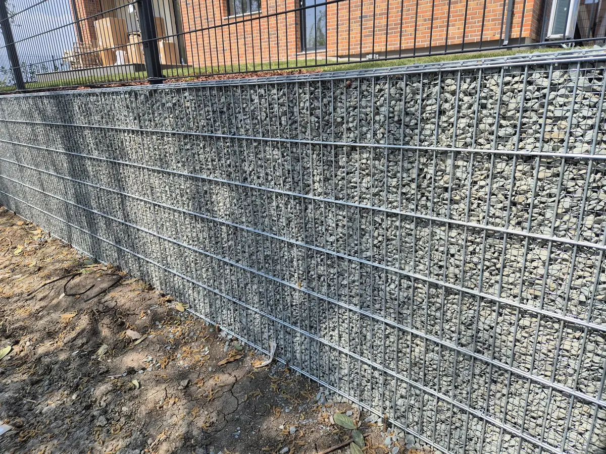 Gard dublu-fir cu soclu de gabion