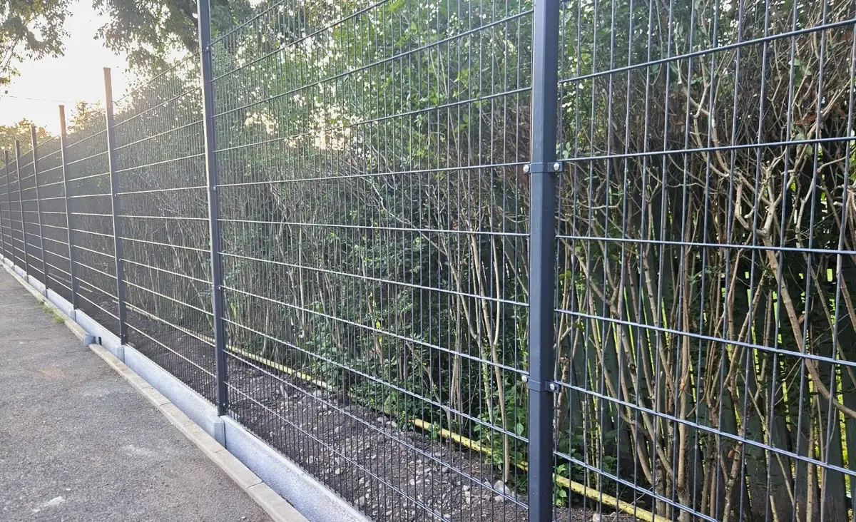 Gard dublu fir solutie completa cu socluri prefabricate