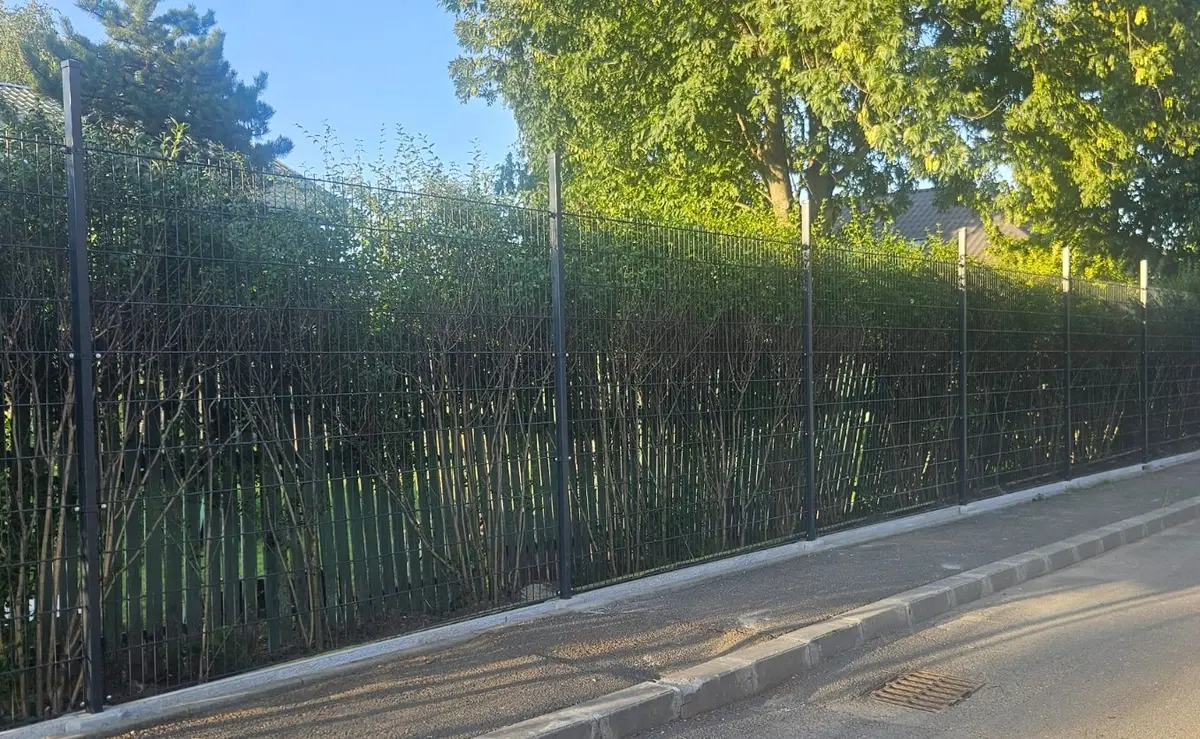 Gard dublu fir solutie completa cu socluri prefabricate