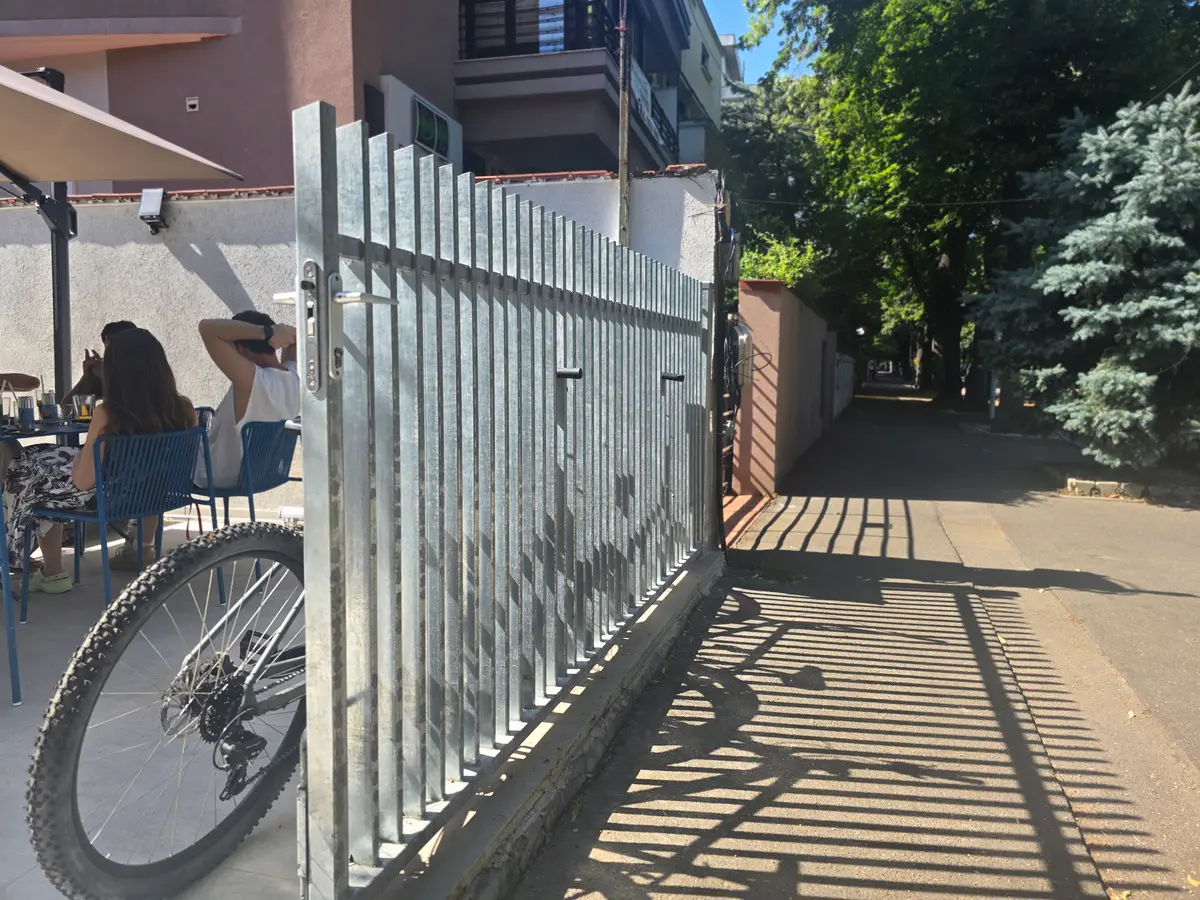 Gard tip infinity zincat la cald la o cafenea din nordul bucurestiului