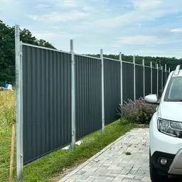Gard de santier semi permanent cu stalpi batuti
