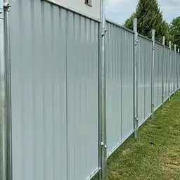 Gard de santier semi permanent cu stalpi batuti