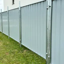 Gard de santier semi permanent cu stalpi batuti