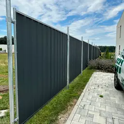 Gard de santier semi permanent cu stalpi batuti
