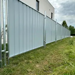 Gard de santier semi permanent cu stalpi batuti