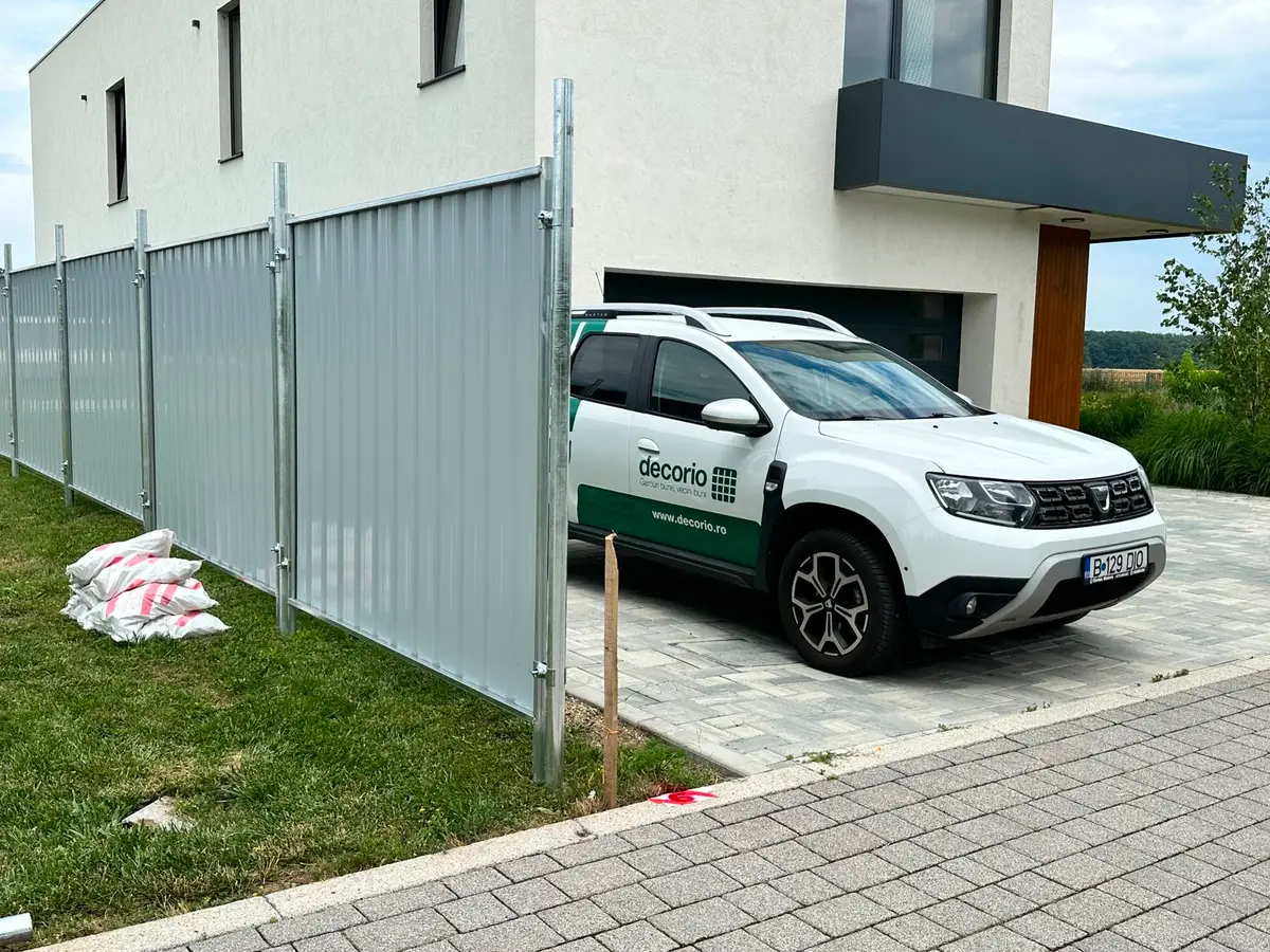 Gard de santier semi permanent cu stalpi batuti