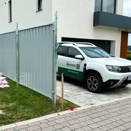 Gard de santier semi permanent cu stalpi batuti