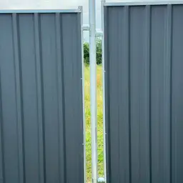 Gard de santier semi permanent cu stalpi batuti