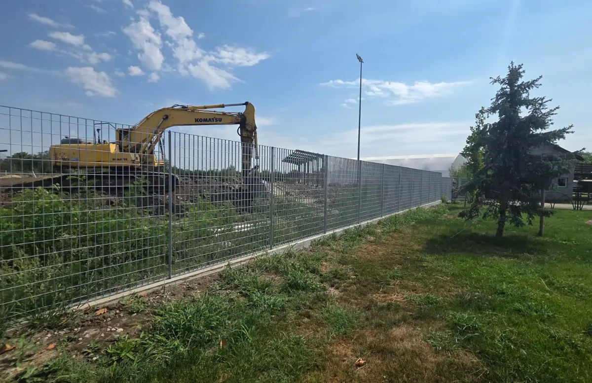 Gard loc de joaca si teren fotbal dambovita
