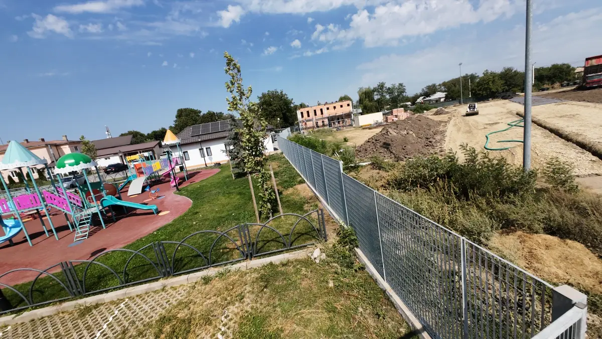 Gard loc de joaca si teren fotbal dambovita