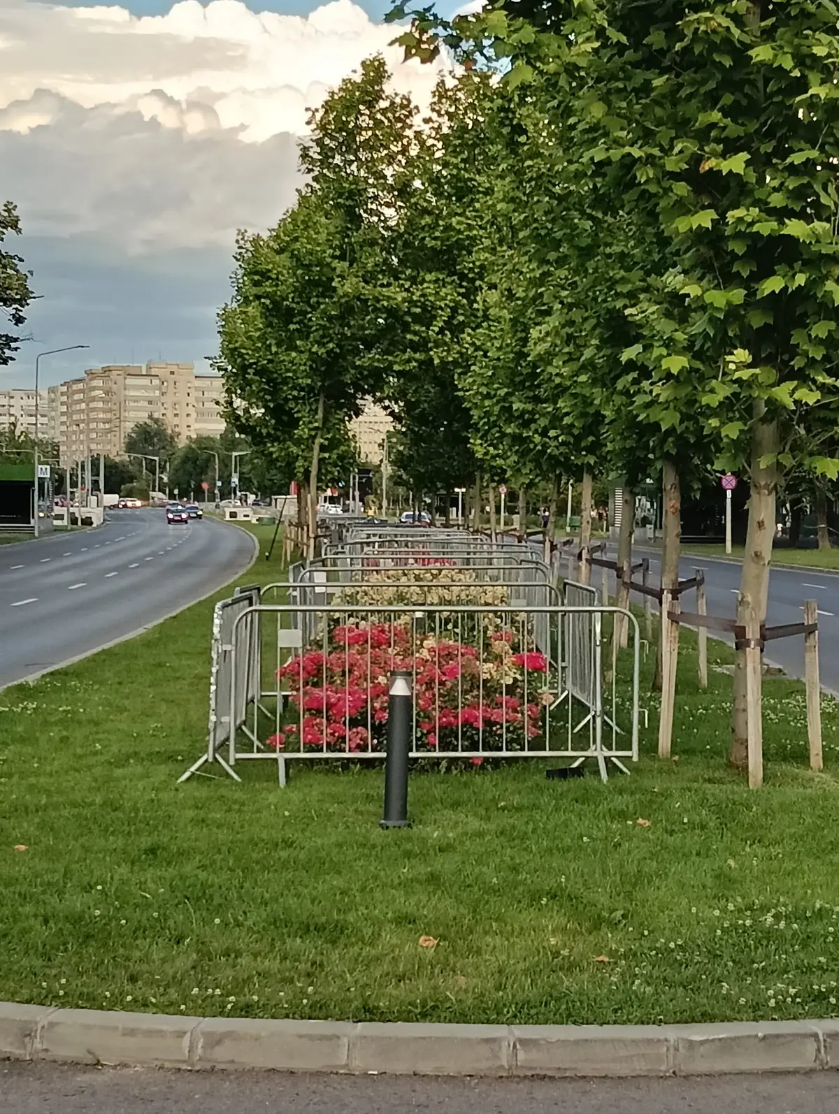 Gard mobil Decorio ce imprejmuieste flori