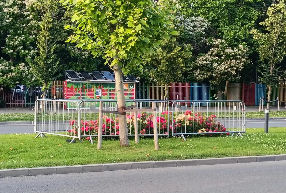 Gard mobil Decorio ce imprejmuieste flori