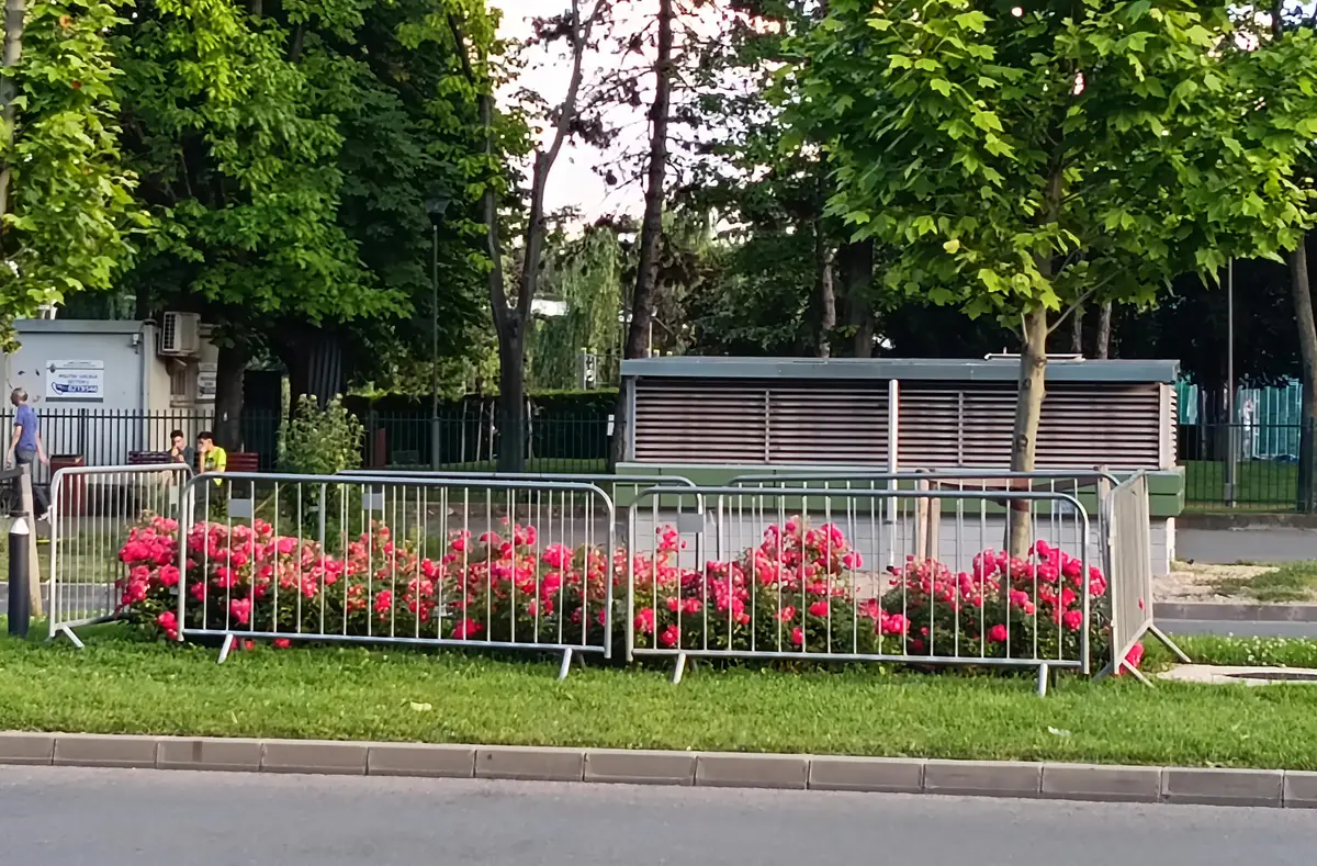 Gard mobil Decorio ce imprejmuieste flori