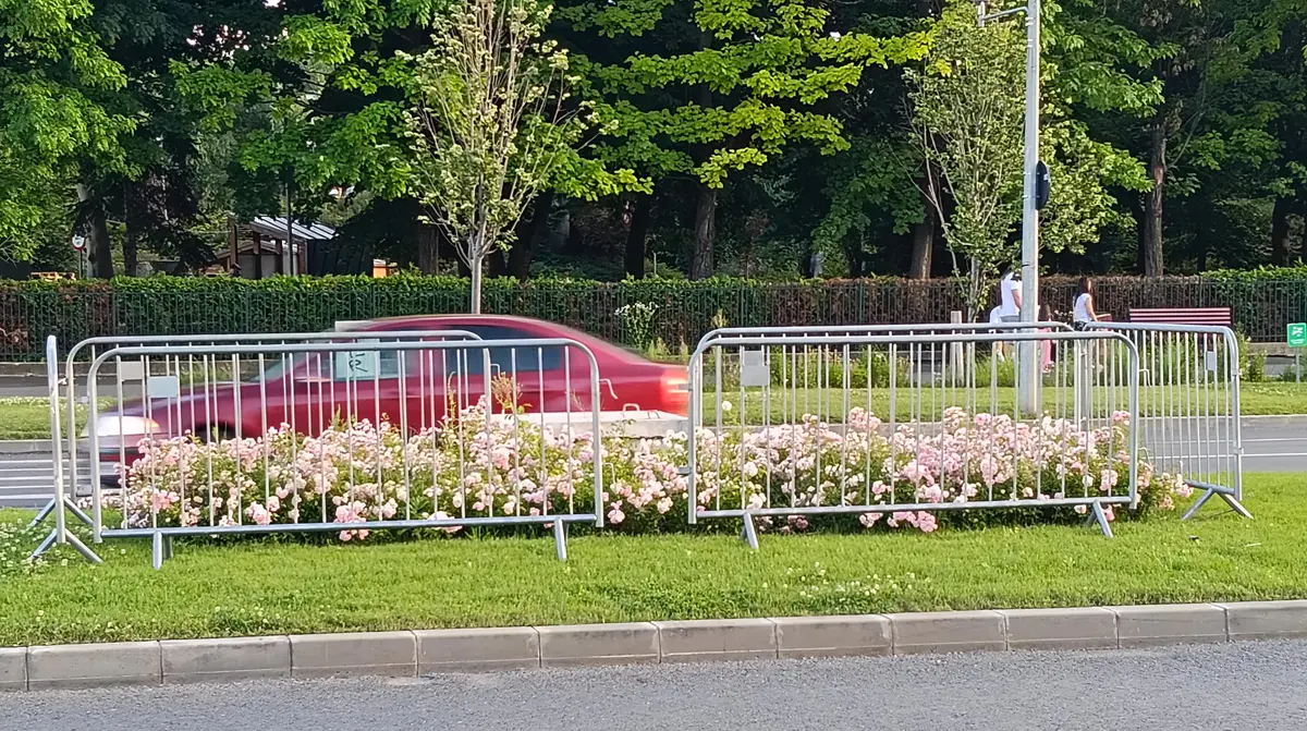 Gard mobil Decorio ce imprejmuieste flori