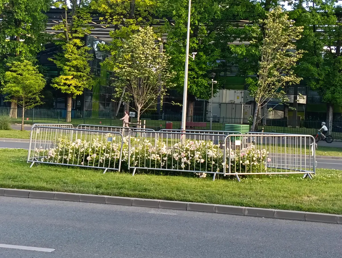 Gard mobil Decorio ce imprejmuieste flori