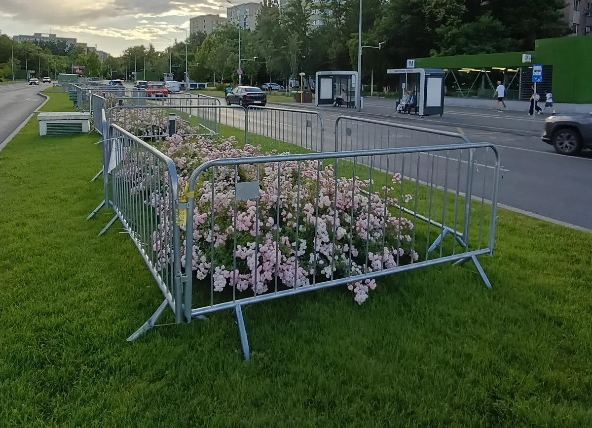 Gard mobil Decorio ce imprejmuieste flori