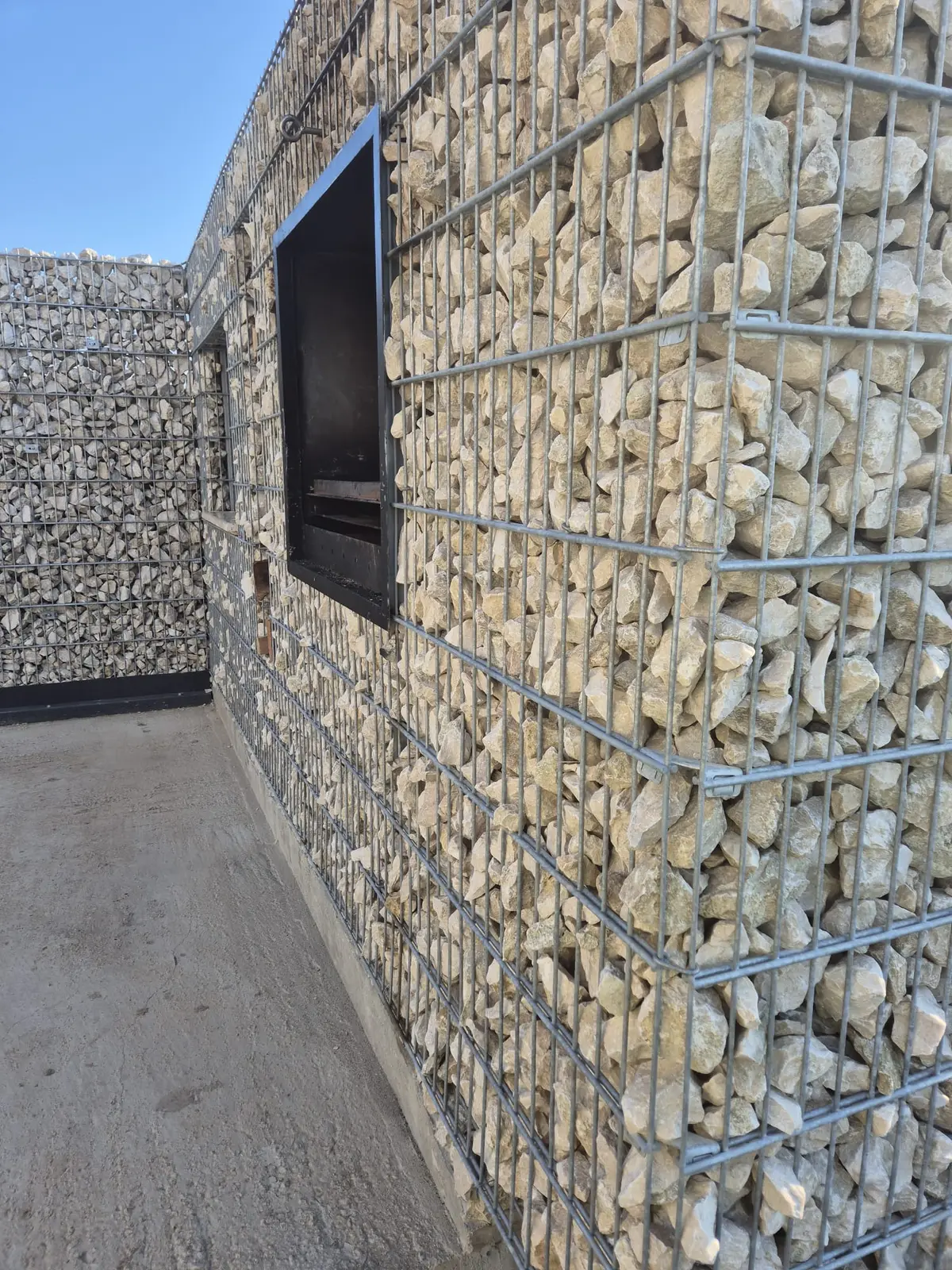 Gratar din gabion cu piatra alba