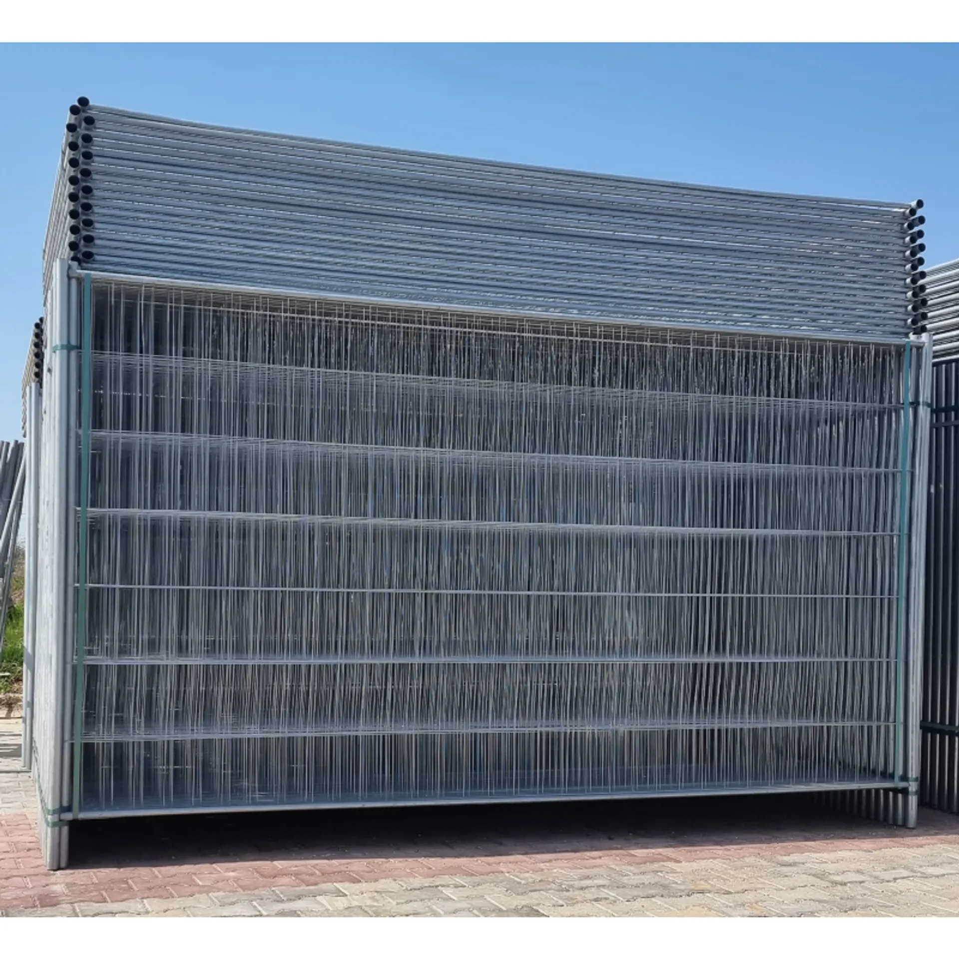 ST25 Standard – Panou Gard Santier . Panourile ST25 sunt panouri mobile de gard de santier zincate si rezistente. Sudura de calitate, dar cu preț avantajos. Dimensiuni standard.